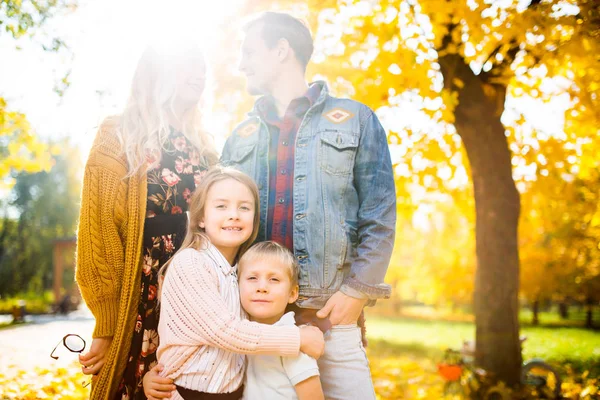 Szerető pár, az őszi erdő gyerekekkel-fotó — Stock Fotó