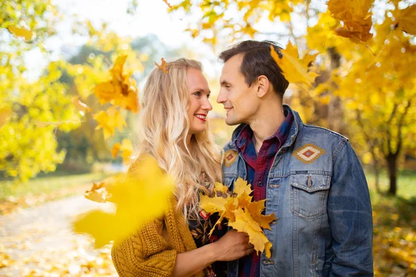 Imagem de casal apaixonado na floresta de outono — Fotografia de Stock