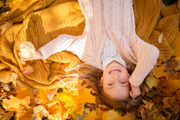 Фото девушки, лежащей в осеннем лесу — стоковое фото