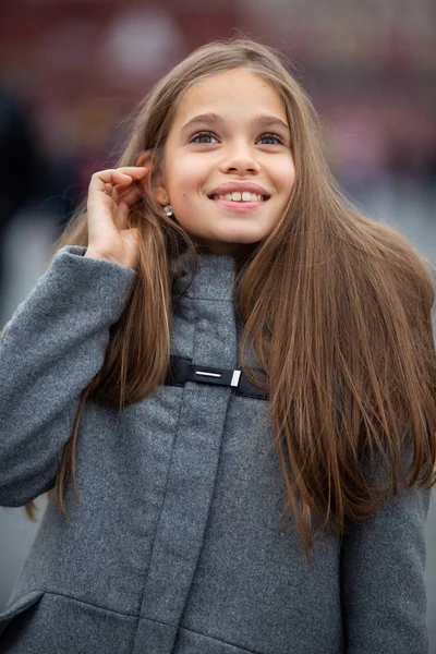 Foto von lächelnden Mädchen im grauen Mantel — Stockfoto