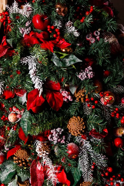 Φωτογραφία του στολισμένο χριστουγεννιάτικο δέντρο με τους κώνους, κόκκινα μούρα, φύλλα — Φωτογραφία Αρχείου