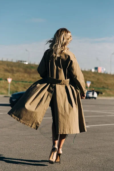 Fullängds foto från påse med ung blondin på bakgrund av svart bil — Stockfoto