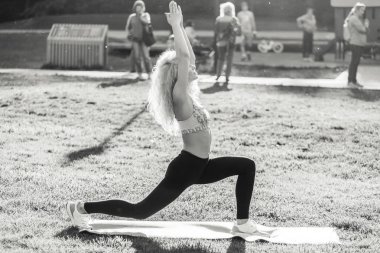 Kıvırcık saçlı genç görüntü pratik yoga halı üzerinde kadın spor 