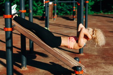Basın Park eğitim güneş gözlüğü takıyor spor kadın fotoğrafı