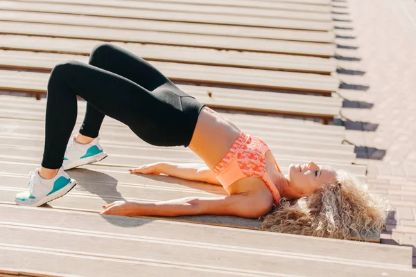 Foto van vrouw sport uitoefenen onder banken in zomerdag — Stockfoto