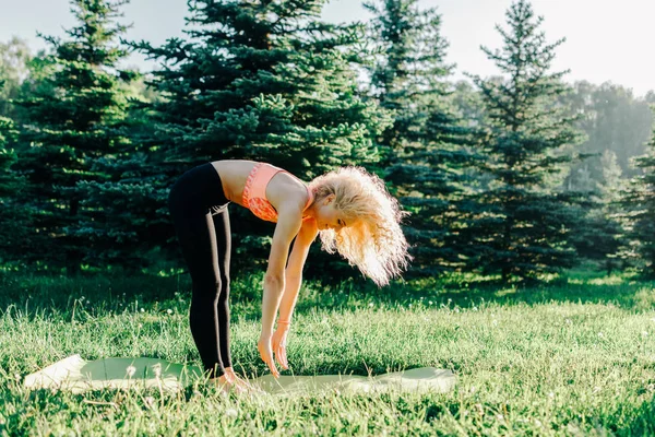 Foto av unga curly-haired sport kvinna utövar yoga på matta — Stockfoto