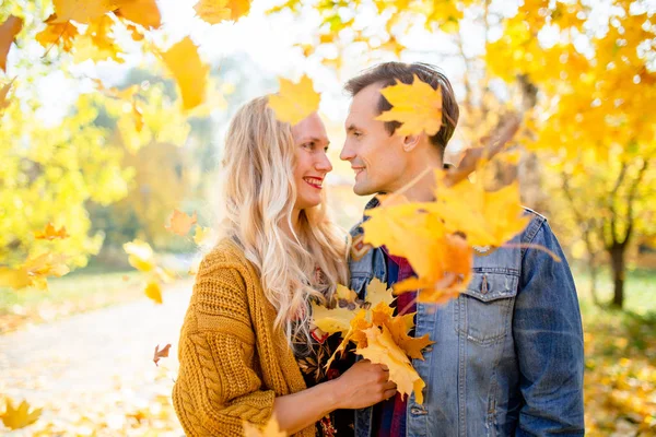 Fotografie z šťastný pár v lásce v podzimním lese — Stock fotografie