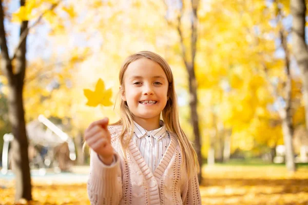 秋の森で幸せな女の子の画像 — ストック写真