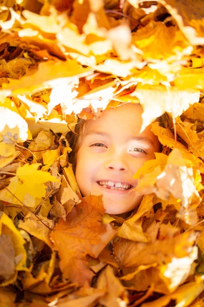 Fotoğraf eğlenceli yüz kız arasında sonbahar yaprakları — Stok fotoğraf