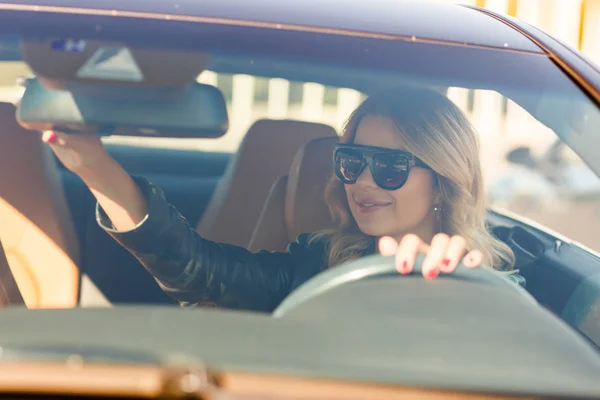 Imagen de mujer con el pelo largo detrás del volante en el coche . —  Fotos de Stock