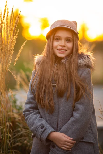 Foto Von Mädchen Mit Grauem Hut Und Mantel Auf Verschwommenem — Stockfoto