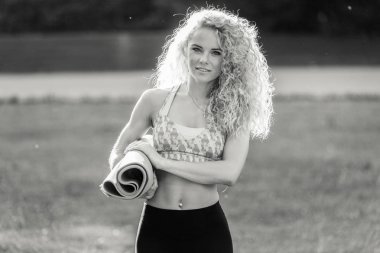 Kıvırcık saçlı genç görüntü pratik yoga halı üzerinde kadın spor 