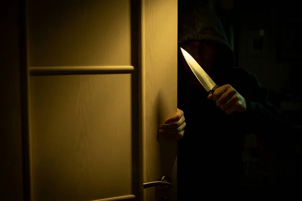 Foto di rapinatori mani con coltello alla porta — Foto Stock