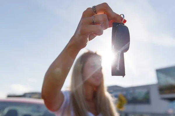 Foto de loira com chave de carro — Fotografia de Stock