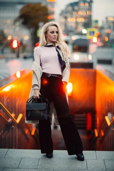Bilden av fullängds blond i pälsen och med säck på suddig bakgrund — Stockfoto