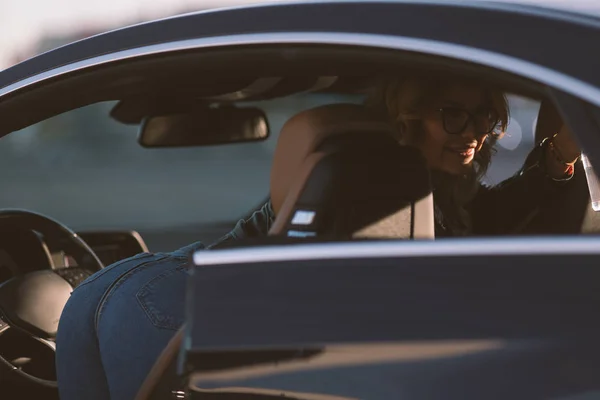 Retrato de mujer en gafas de sol en coche —  Fotos de Stock