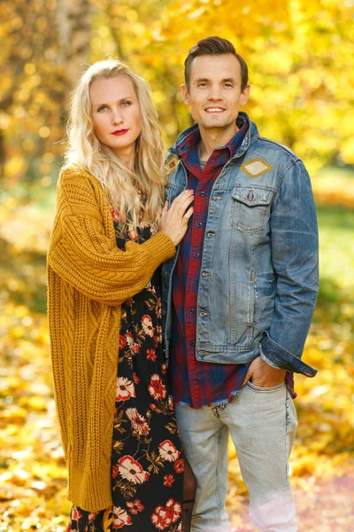 Photo Young Couple Walk Autumn Forest Afternoon — Stock Photo, Image