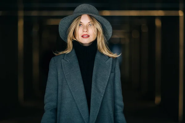 Foto de rubia en abrigo gris y sombrero — Foto de Stock