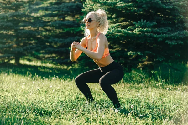 Fénykép a göndör hajú fiatal nő, jóga szőnyeg a sport — Stock Fotó