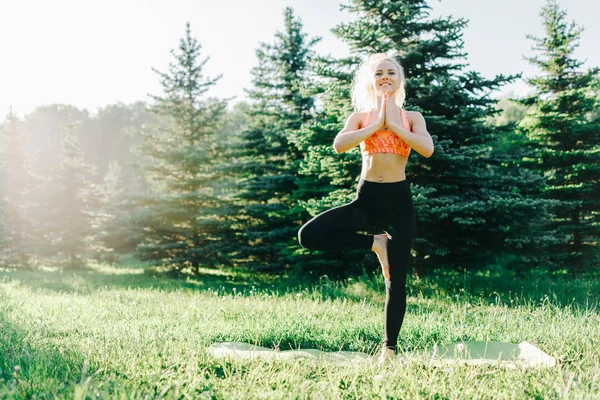 Foto av unga curly-haired sport kvinna utövar yoga på matta — Stockfoto