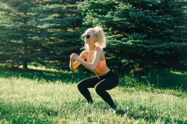 Fotoğraf genç kıvırcık saçlı kadın pratik yoga halı üzerinde spor 