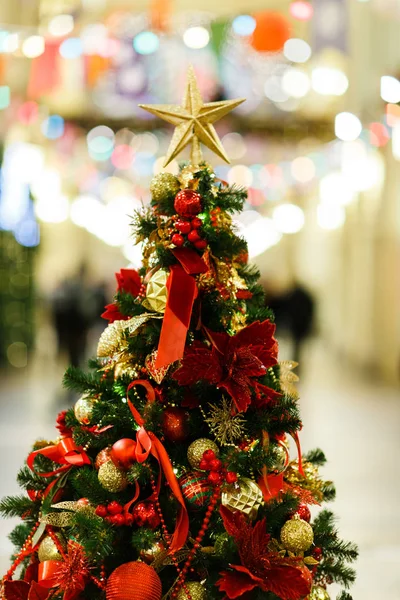 Bild einer geschmückten Weihnachtstanne mit goldenen und roten Kugeln, Perlen im Geschäft . — Stockfoto