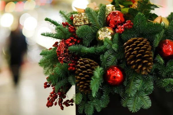 Εικόνα του διακοσμημένο χριστουγεννιάτικο έλατο με κώνους και κόκκινες μπάλες στο κατάστημα . — Φωτογραφία Αρχείου