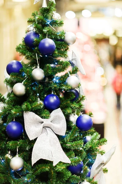 Foto der geschmückten Weihnachtsfichte mit weißen und blauen Kugeln im Geschäft — Stockfoto