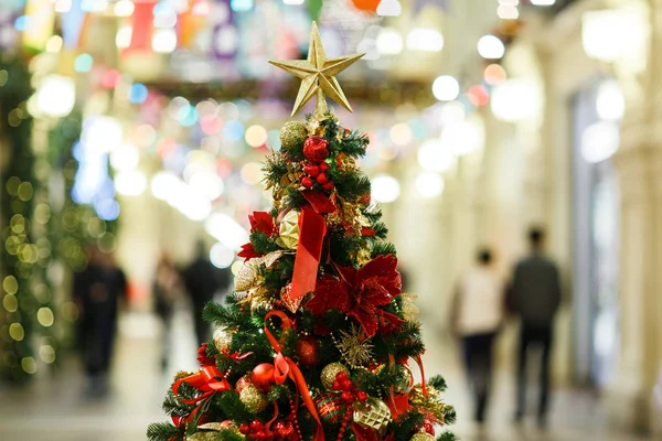 Foto des geschmückten Weihnachtsbaums mit goldenen und roten Kugeln, Stern im Geschäft. — Stockfoto
