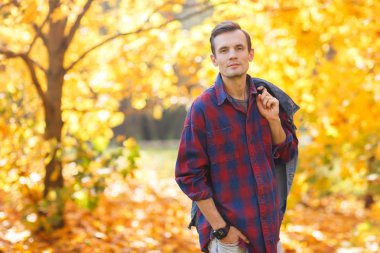 Brunet Sonbahar Park ekose gömlekli fotoğrafı