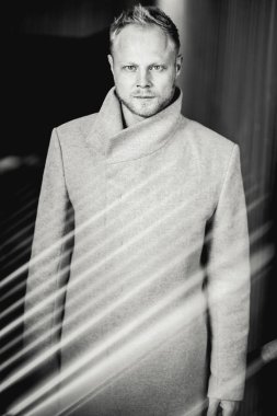 Siyah ve beyaz fotoğraf ceket Caddesi üzerinde ciddi adam filmin altında .