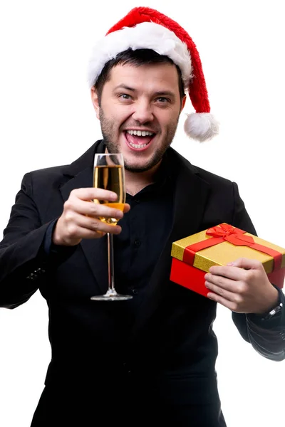Foto de hombre en Santa hat con regalo y copa de champán en las manos — Foto de Stock