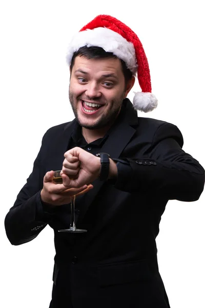 Foto de hombre feliz en sombrero de santa con copa de champán y reloj en la mano — Foto de Stock
