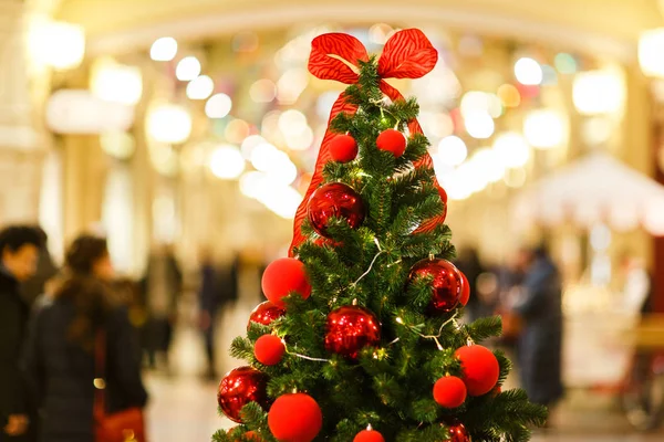 Foto von Weihnachtsbaum mit roten Kugeln auf verschwommenem Hintergrund. — Stockfoto