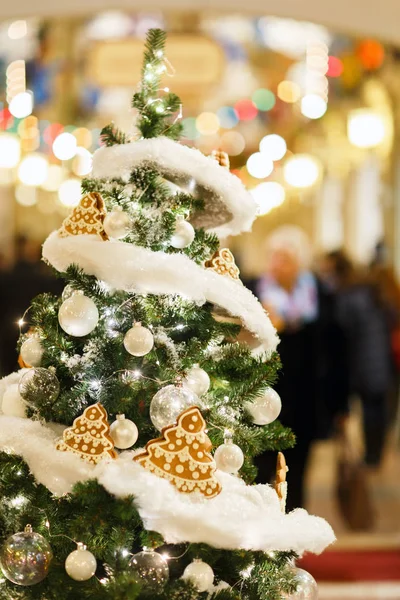 Foto des Weihnachtsbaums mit weißen Kugeln, Ingwerkekse auf verschwommenem Hintergrund — Stockfoto