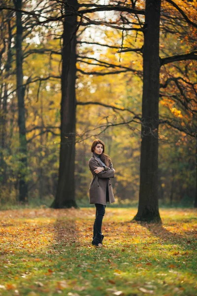 Full-length foto van langharige jongedame met vacht op herfst bos — Stockfoto