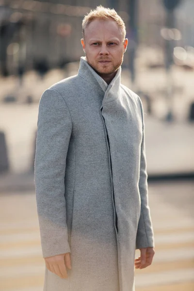 Stonowanych zdjęcie mężczyzna w szarym płaszczu spacery w mieście — Zdjęcie stockowe