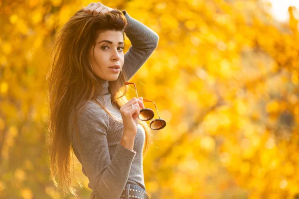 秋の公園で女性の後ろからの画像 — ストック写真