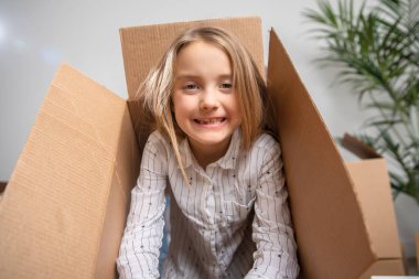 Mutlu kız evinde karton kutudan görüntüsünü