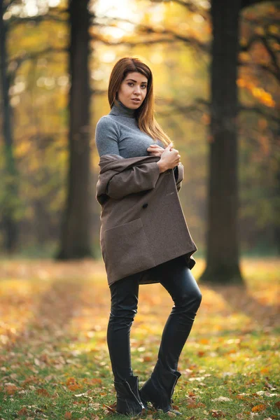 Image d'une jeune femme aux cheveux longs dans un parc d'automne — Photo