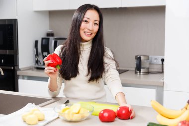 Görüntü el ile sebze ve meyve masada duran biber ile genç esmer