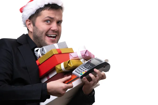 Foto de morena en gorra de Santas con cajas con regalos, con terminal —  Fotos de Stock