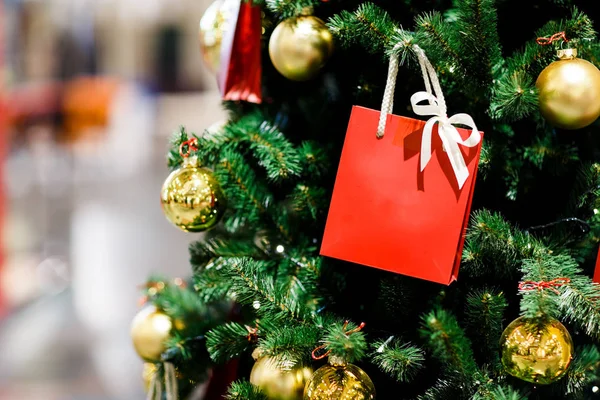 Εικόνα του Χριστουγεννιάτικου δέντρου με μπάλες χρυσό, κόκκινο πακέτο για δώρα — Φωτογραφία Αρχείου