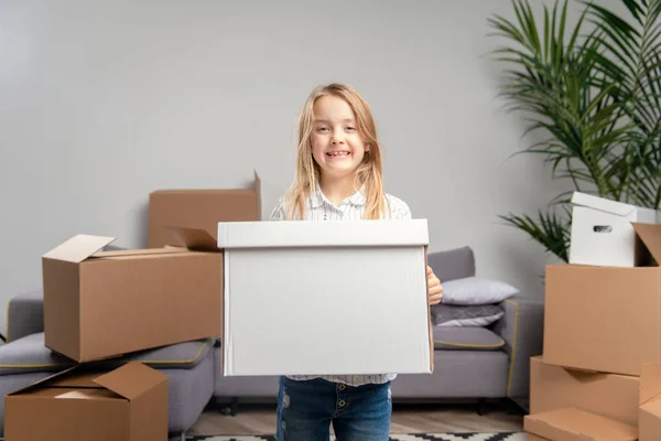 Karton doboz, kezét a lány képe — Stock Fotó