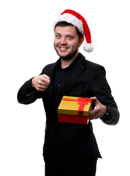 Foto di bruna in cappello di Babbo Natale con regalo in mano su sfondo bianco bianco — Foto Stock