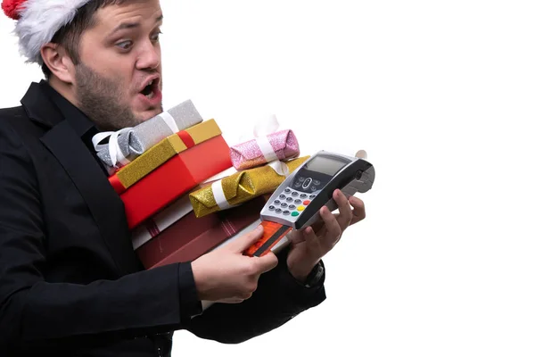 Foto de morena en gorra Santas con cajas con regalos, con terminal —  Fotos de Stock