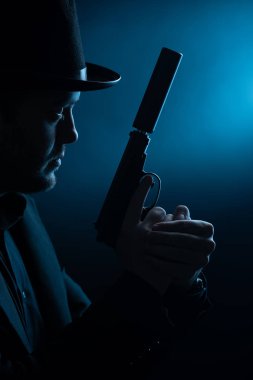 Fotoğraf tabanca ile siyah şapkalı adam tarafı
