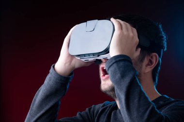 Sürpriz genç gözlüklü sanal gerçekliğin görüntüsü