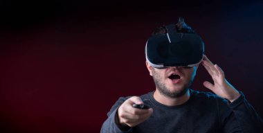 Bordo arka plan üzerinde sanal gerçeklik gözlüklü adam fotoğrafı