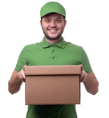 Bir karton kutu ile yeşil t-shirt ve beyzbol şapkalı adam fotoğraf